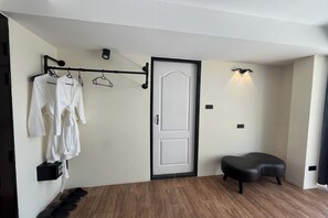 In-room safe, desk, blackout curtains, free WiFi - VS Beachfront (Pattaya)