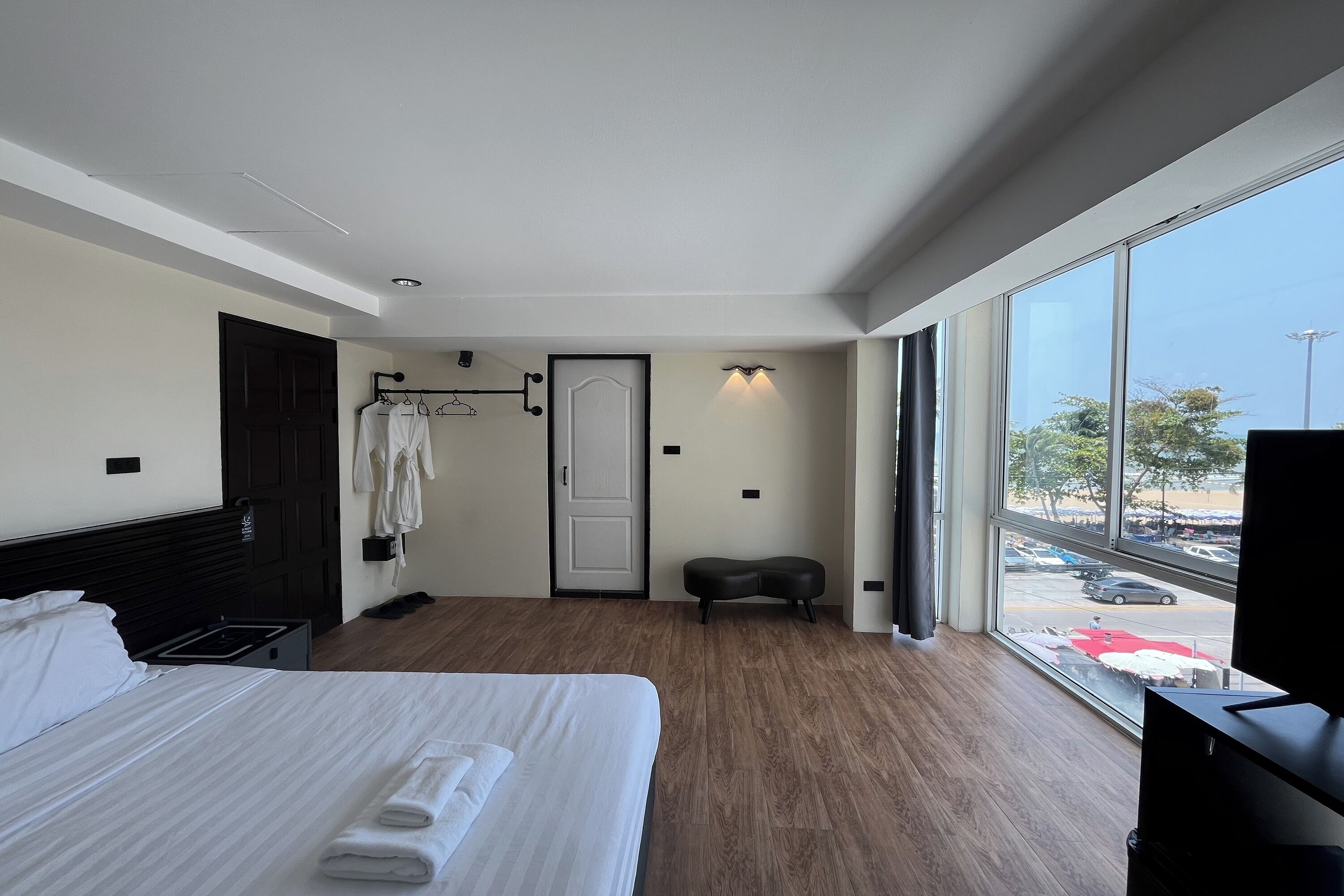 Habitación Grand, 1 cama King size | Caja de seguridad en la habitación, escritorio y cortinas blackout 