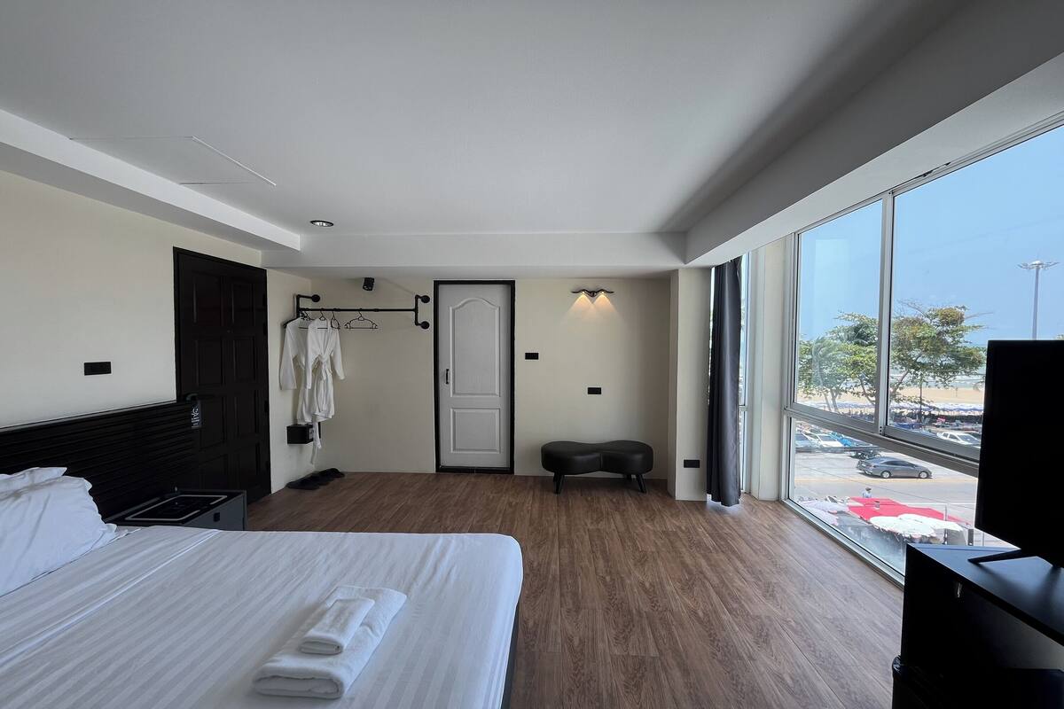 Habitación Grand, 1 cama King size | Caja de seguridad en la habitación, escritorio y cortinas blackout