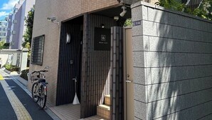 Un bâtiment moderne avec une enseigne indiquant qu’il s’agit d’une auberge de jeunesse.