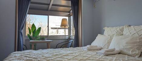 ベーシック トリプルルーム 禁煙 シティビュー | デスク、ノートパソコン用作業スペース、遮光カーテン、アイロン / アイロン台