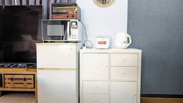 Basic Triple Room, Non Smoking, City View | Private kitchen | Fridge, microwave, stovetop, dishwasher