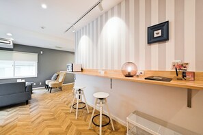 아파트, 침실 2개, 금연 | 거실 공간 | 케이블 채널 시청이 가능한 32인치 LED TV