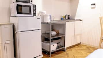 Basic Twin Room, Non Smoking | Private kitchenette | Fridge, microwave, stovetop, dishwasher