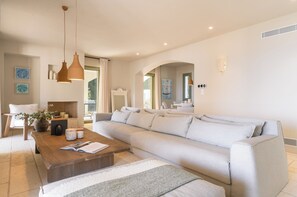 Smart TV, chimenea, tenis de mesa y libros 