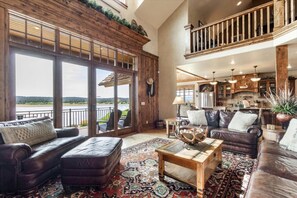 Smart TV, chimenea y oficina