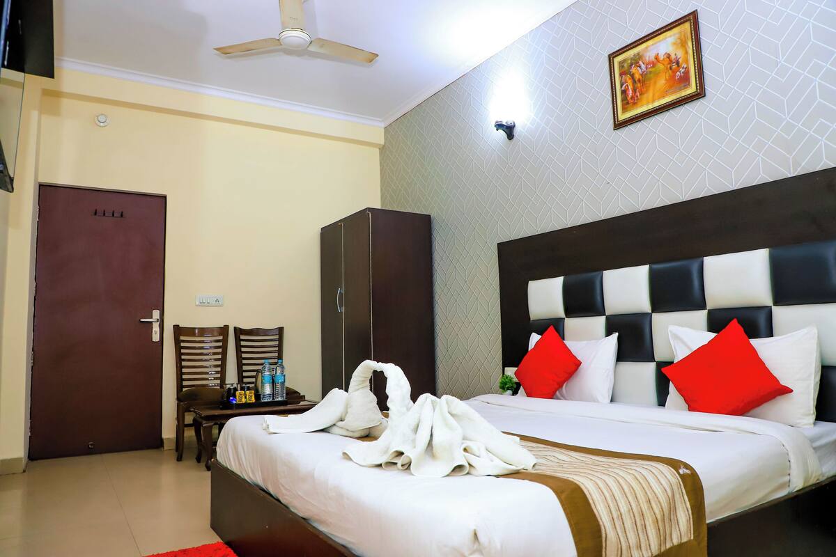 Quarto casal luxo | Escrivaninha, Wi-Fi de cortesia, roupa de cama