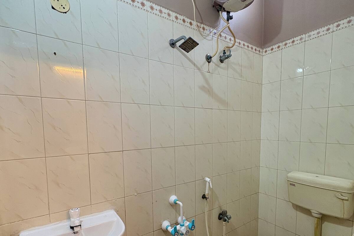 Deluxe Double Room, Balcony, City View | Bathroom | Shower, towels, soap, shampoo