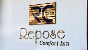Een logo met de tekst 'RC' en 'Comfort Inn'.