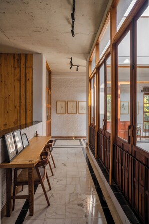 Vila, 1 quarto, vista para o jardim | Escrivaninha, espaço de trabalho para notebook, Wi-Fi de cortesia