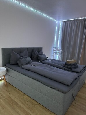 1 dormitorio, tabla de planchar con plancha, Internet y ropa de cama