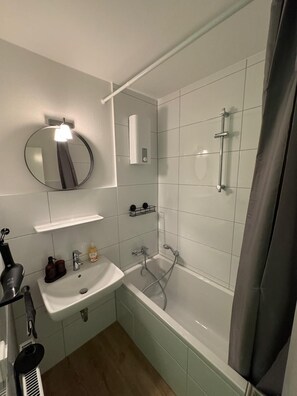 Hair dryer, towels, soap, toilet paper - Exclusive modern vacation apartment no. 4 in Kleve - very centrally located (47533 Kleve)