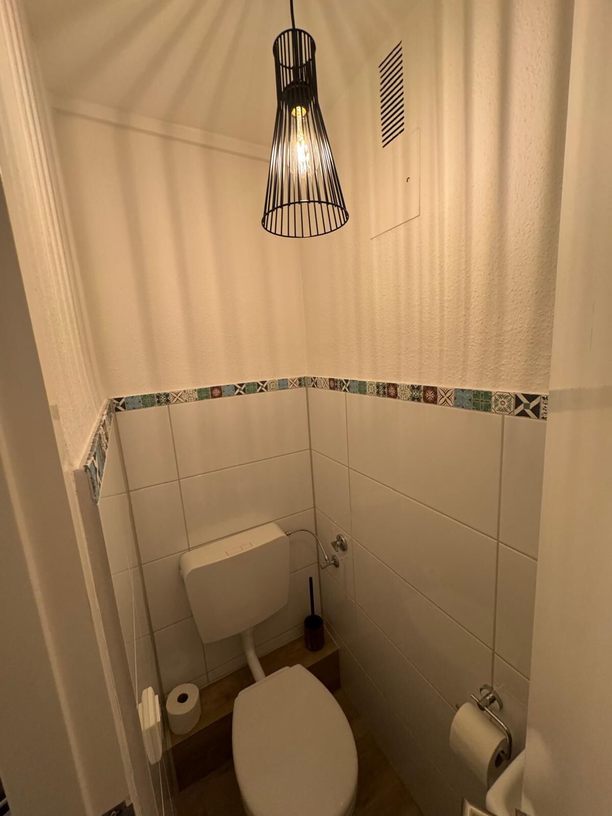 Une petite salle de bain compacte, équipée de toilettes, d’un bidet et d’une douche.