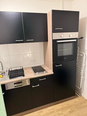 Microondas, horno, placa de cocina y lavavajillas