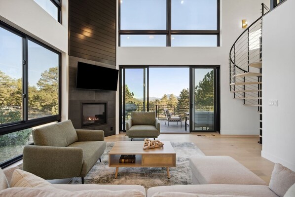 Smart TV, chimenea, oficina