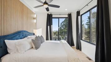 3 slaapkamers, een bureau, een strijkplank/strijkijzer, reisbedje