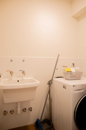 Shower, towels, shampoo - w* | Charming 2BR Near Malecón in Miraflores (Miraflores)