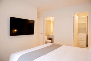 2 bedrooms, desk, WiFi, bed sheets