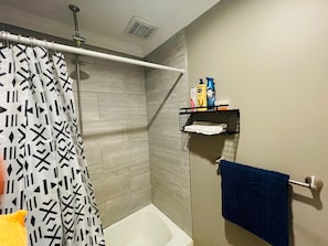 Secadora de cabello, toallas, jabón, shampoo 