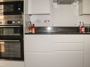 Dishwasher, cookware/dishes/utensils - Atlantic View (Bude)