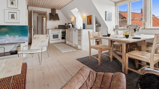 Ein modernes Loft mit Küche, Essbereich und Wohnbereich.