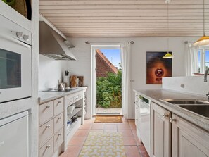 Fridge, oven, dishwasher, cookware/dishes/utensils