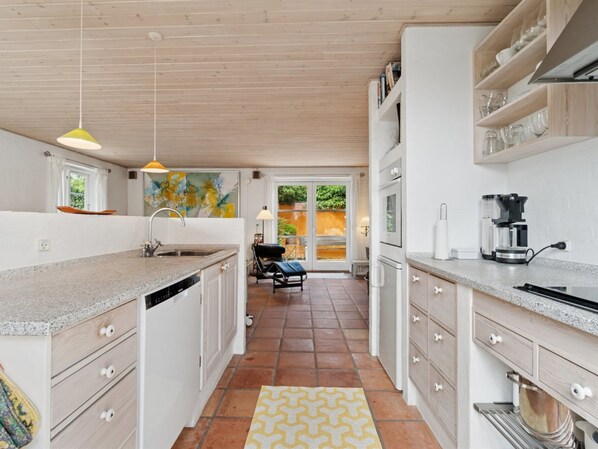 Kühlschrank, Geschirrspüler, Kochgeschirr/Geschirr/Besteck