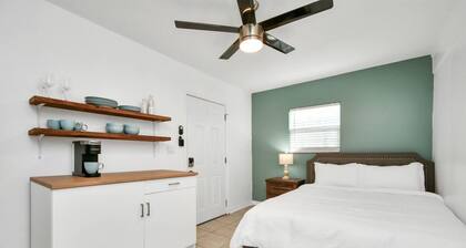 Modern 1BR w/ Coffee Nook+ 55"TV + Working Desk