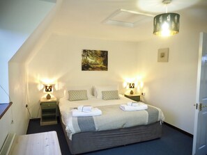 4 bedrooms, iron/ironing board, internet, bed sheets