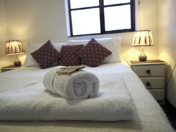 4 bedrooms, iron/ironing board, Internet, bed sheets