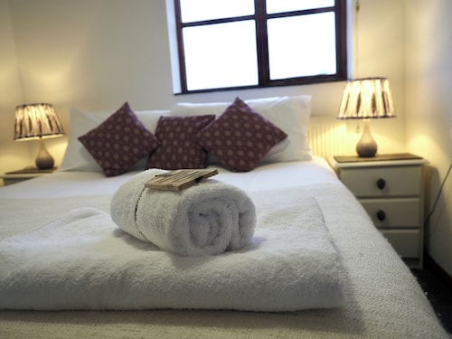 Gather, Celebrate, and Soak in the Views at Ollie’s Lodge sleeping 8.