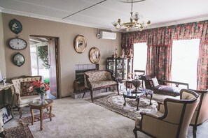 Interior - We are a modern,upmarket,spacious,AA Recommended. 3 star accommodation. (Komani)