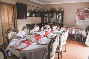 Dining - We are a modern,upmarket,spacious,AA Recommended. 3 star accommodation. (Komani)