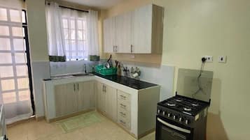 Appartement Familial, balcon, vue ville | Cuisine privée | Réfrigérateur, micro-ondes, batterie de cuisine, vaisselle et ustensiles