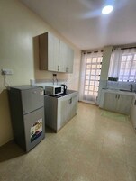 Apartamento familiar, balcón, vistas a la ciudad | Cocina privada | Frigorífico, microondas y utensilios de cocina