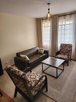 Apartamento familiar, balcón, vistas a la ciudad | Zona de estar | Smart TV de 32 pulgadas con canales digitales