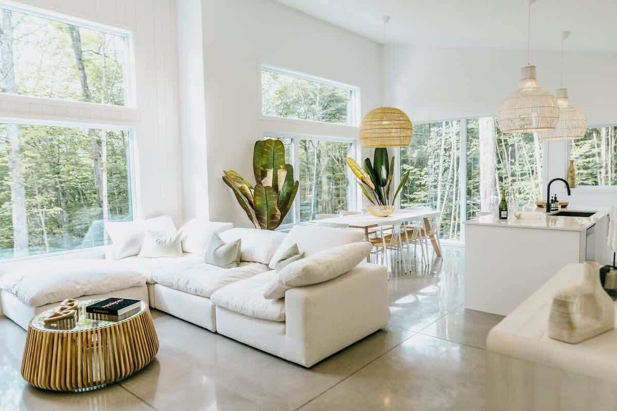 L’équilibre parfait entre design moderne et tranquillité des Laurentides.