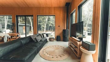Una televisión, una chimenea, una oficina