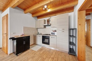 Een koelkast, een magnetron, een oven, een kookplaat