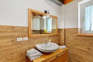 Douche, articles de toilette gratuits, sèche-cheveux