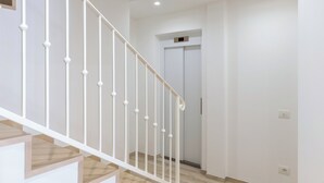 Una escalera con balaustres blancos que conduce a un rellano.