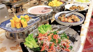 Daily buffet breakfast (JPY 1200 per person)