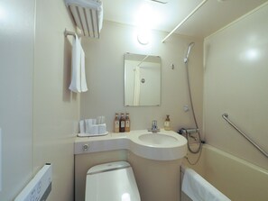 Standard Single Room, Non Smoking | Bathroom | Combined shower/tub, hair dryer, towels, shampoo