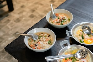 Desayuno de cocina local incluido todos los días