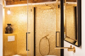 Douche, bidet, serviettes fournies, shampoing
