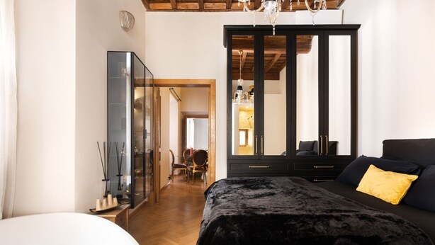 A bedroom with a bed, a wardrobe, a desk, and a chair. - Idyllia | Luxury home with terrace (Rome)