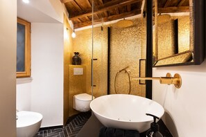 Dusche, Bidet, Handtücher, Shampoo