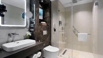 Junior Suite, Berbilang Katil | Bilik Mandi | Pancuran mandi, hulu semburan mandi hujan, pengering rambut