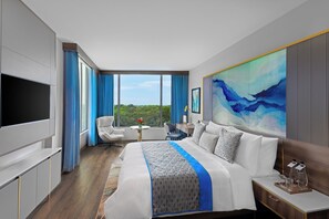 迷你吧、客房内保险箱、办公桌、笔记本电脑工作区