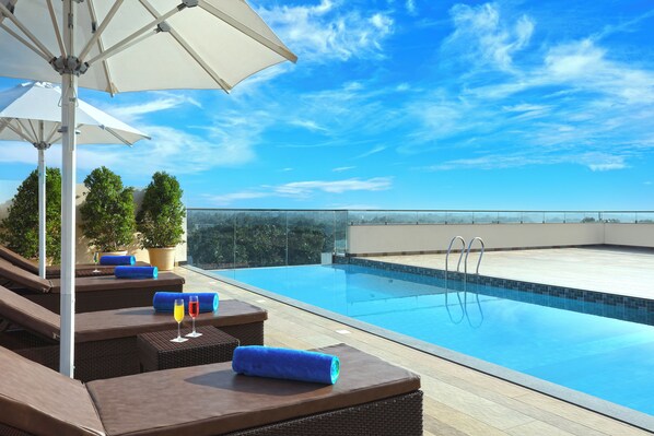 Alberca al aire libre y sombrillas en la alberca 